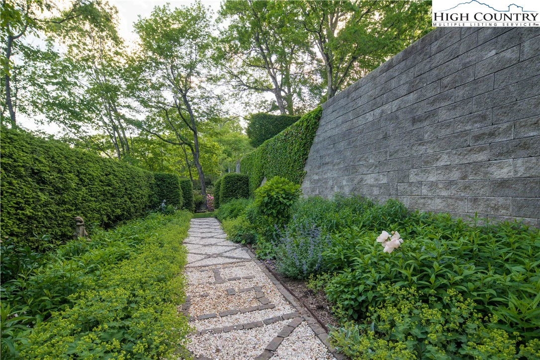 Image number 17 for the current listing