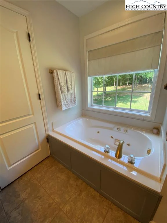 Image number 3 for the current listing