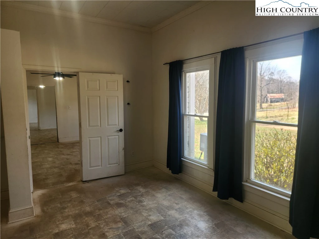 Image number 14 for the current listing