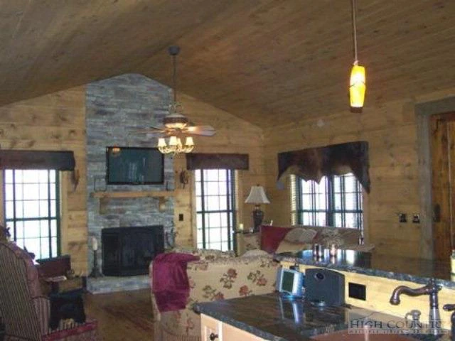 Image number 2 for the current listing
