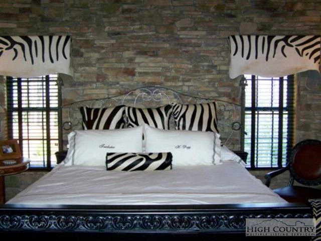 Image number 16 for the current listing