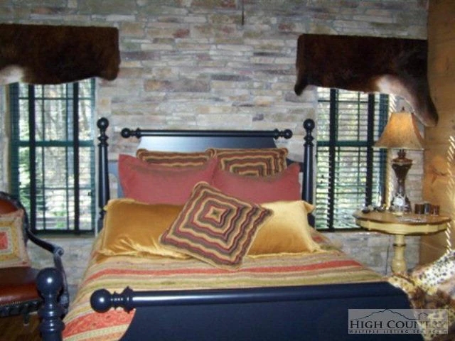 Image number 28 for the current listing