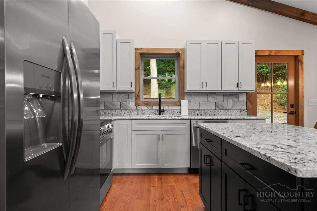 Image number 9 for the current listing