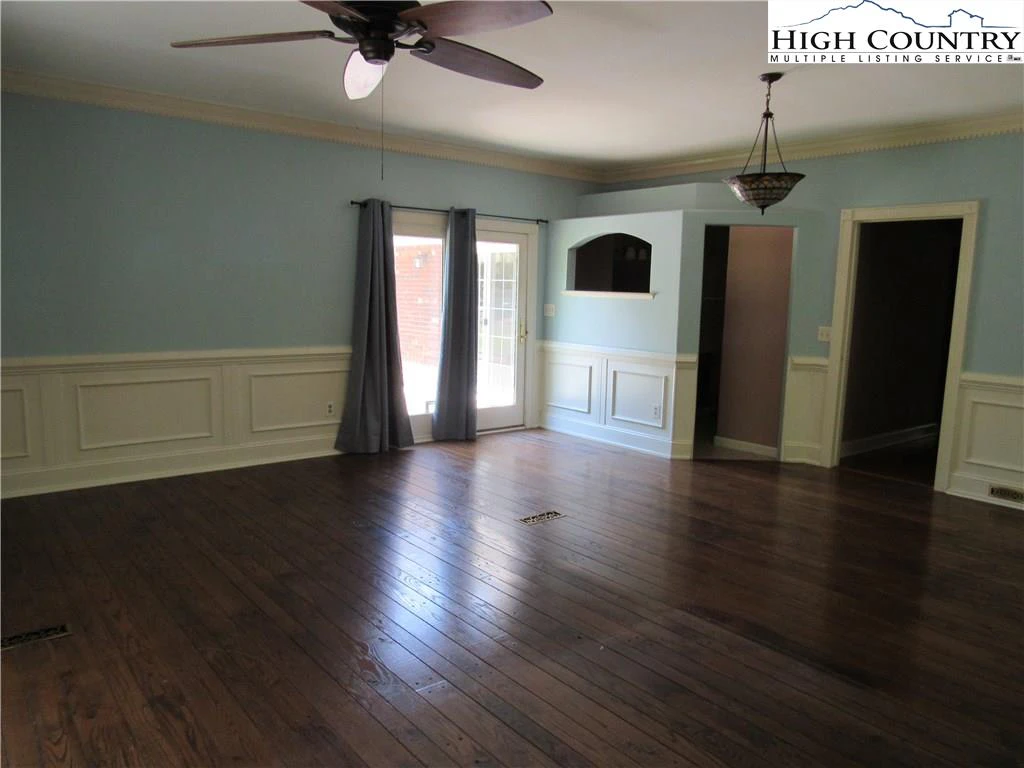Image number 3 for the current listing