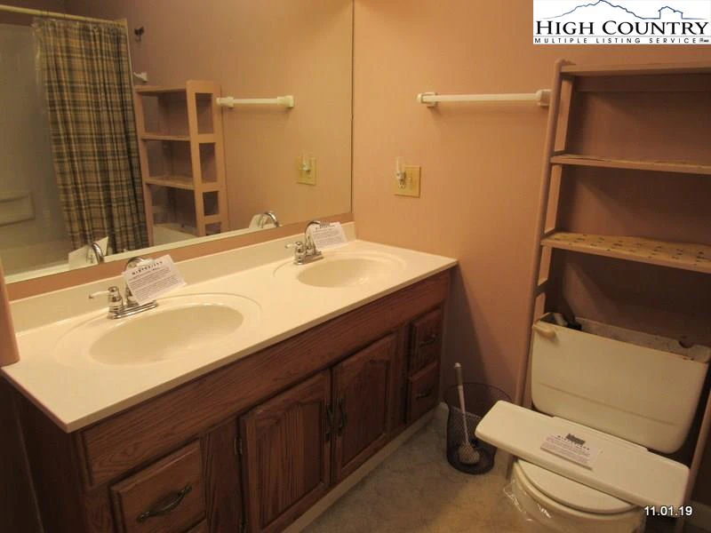 Image number 4 for the current listing