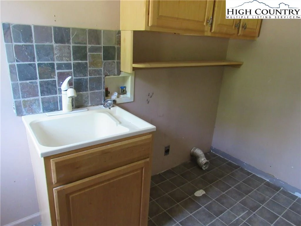 Image number 7 for the current listing