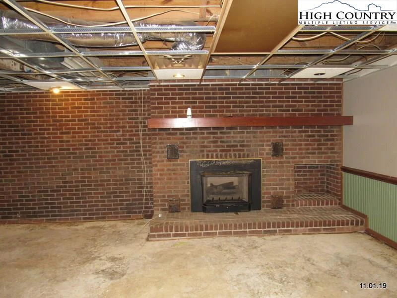Image number 9 for the current listing