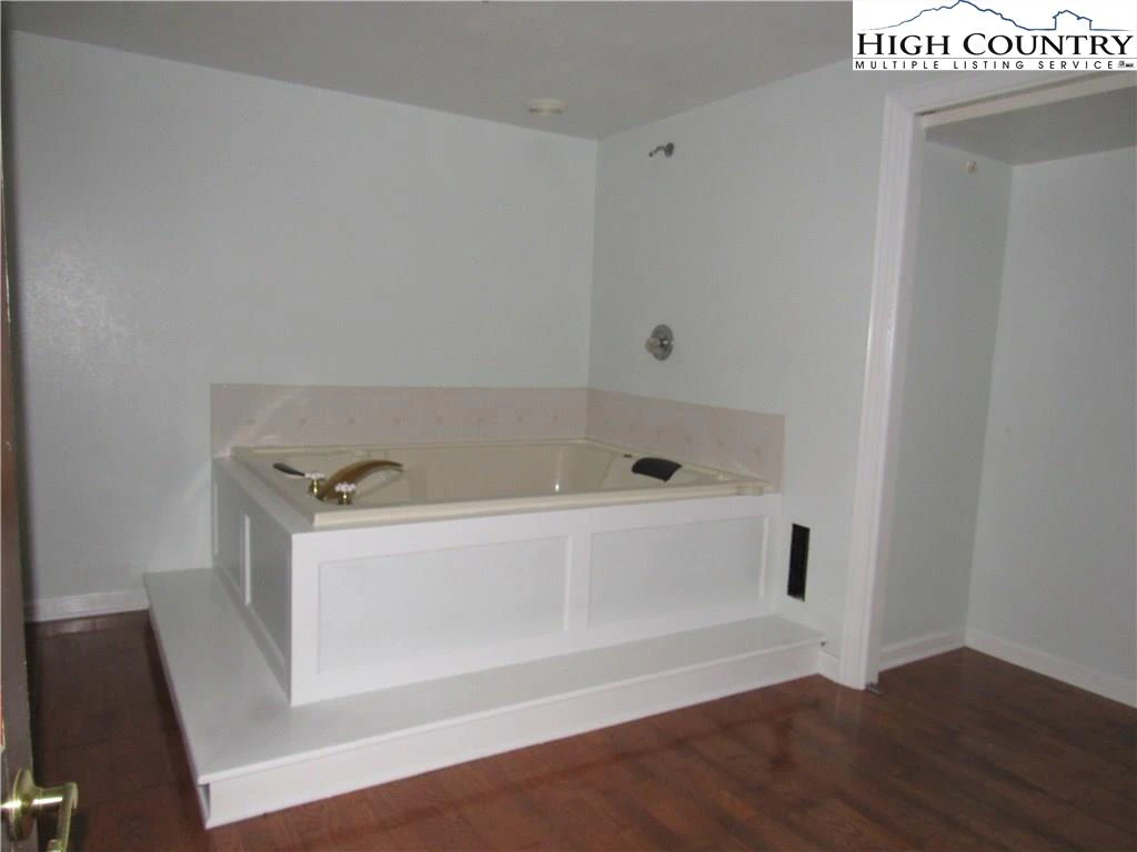 Image number 10 for the current listing