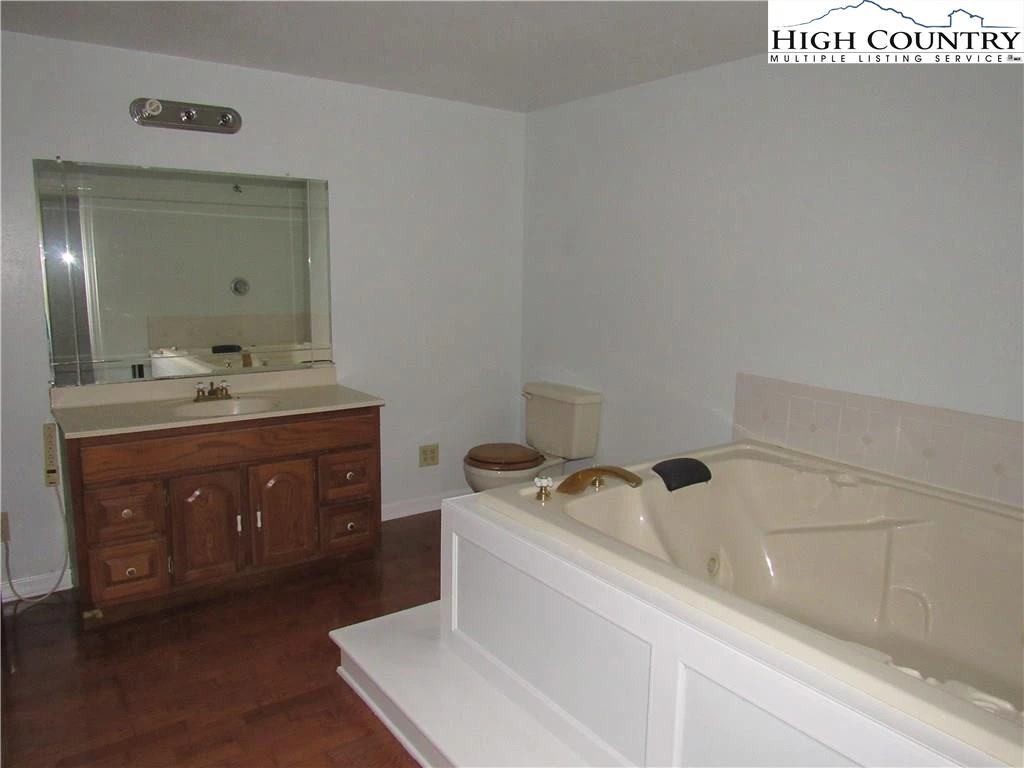 Image number 11 for the current listing