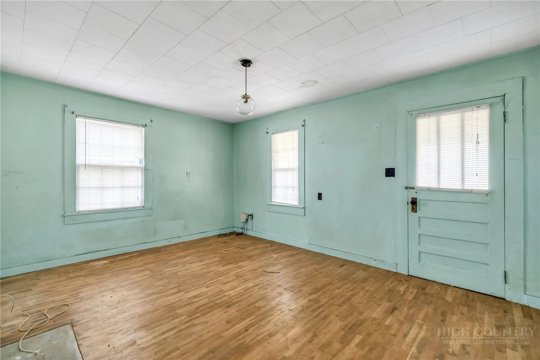 Image number 3 for the current listing