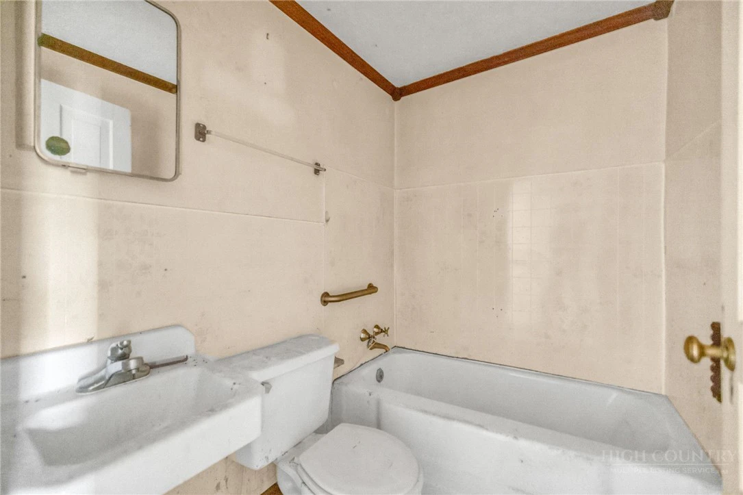 Image number 8 for the current listing