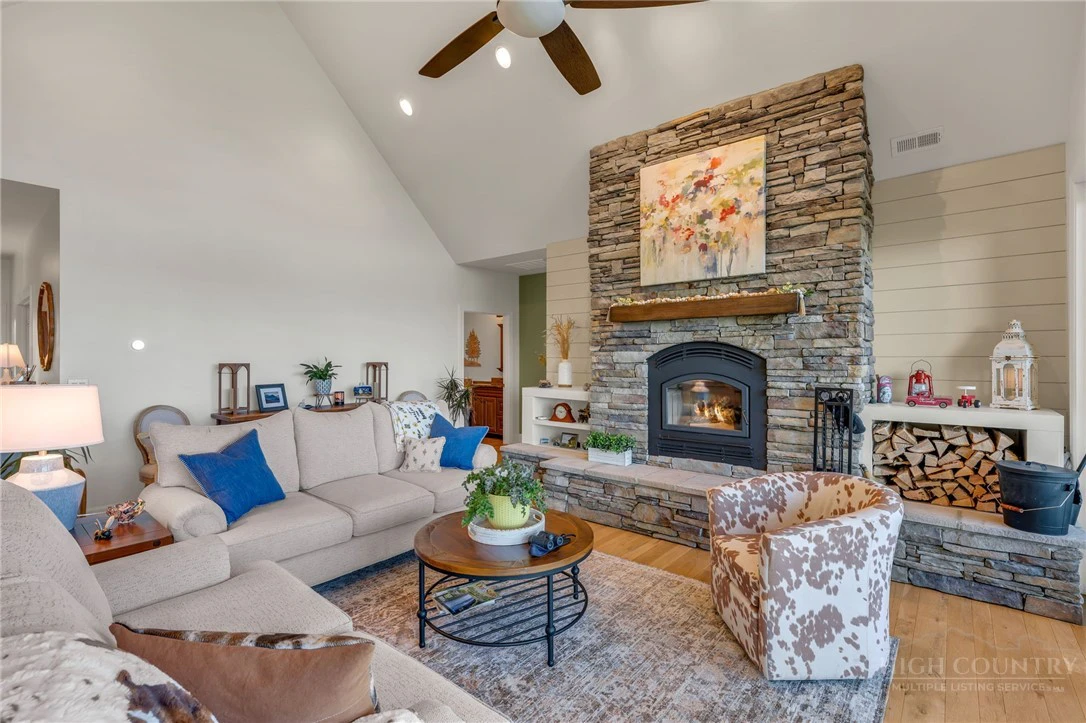 Image number 14 for the current listing