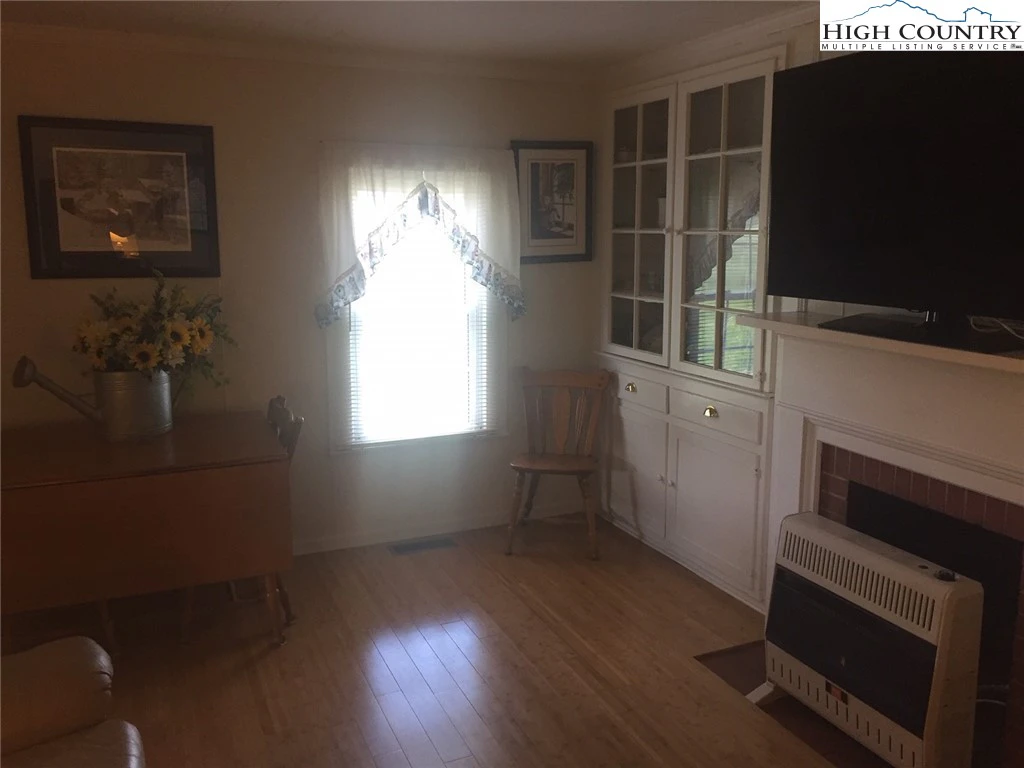Image number 15 for the current listing
