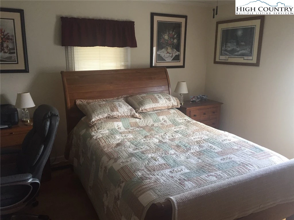 Image number 4 for the current listing