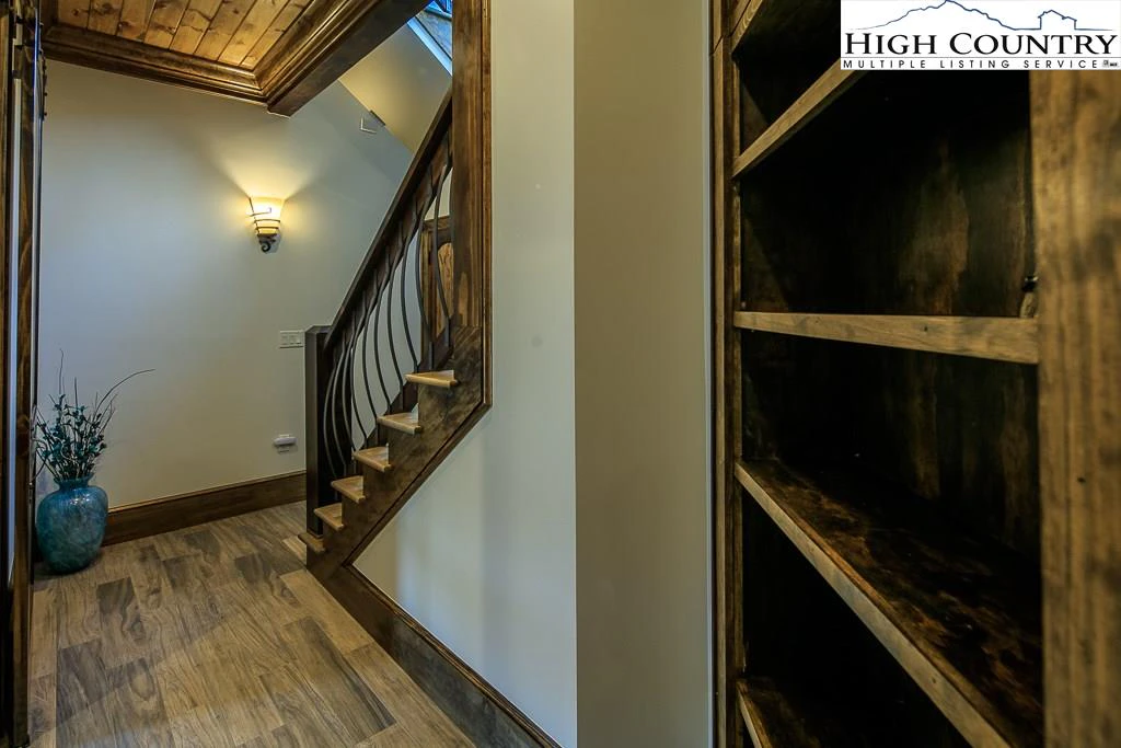 Image number 9 for the current listing