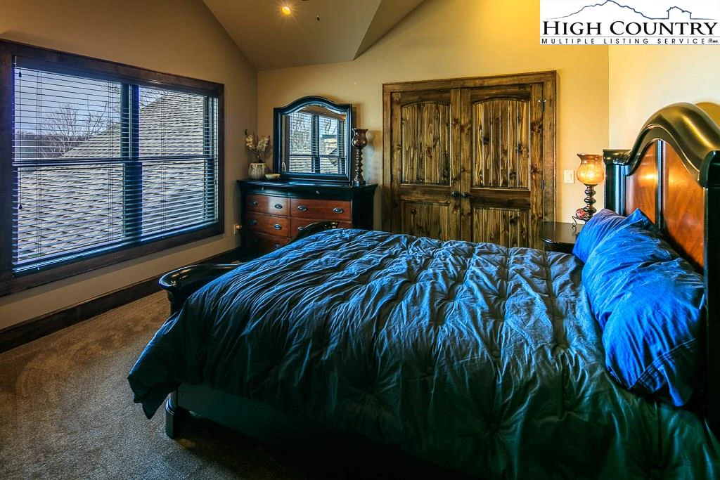 Image number 2 for the current listing