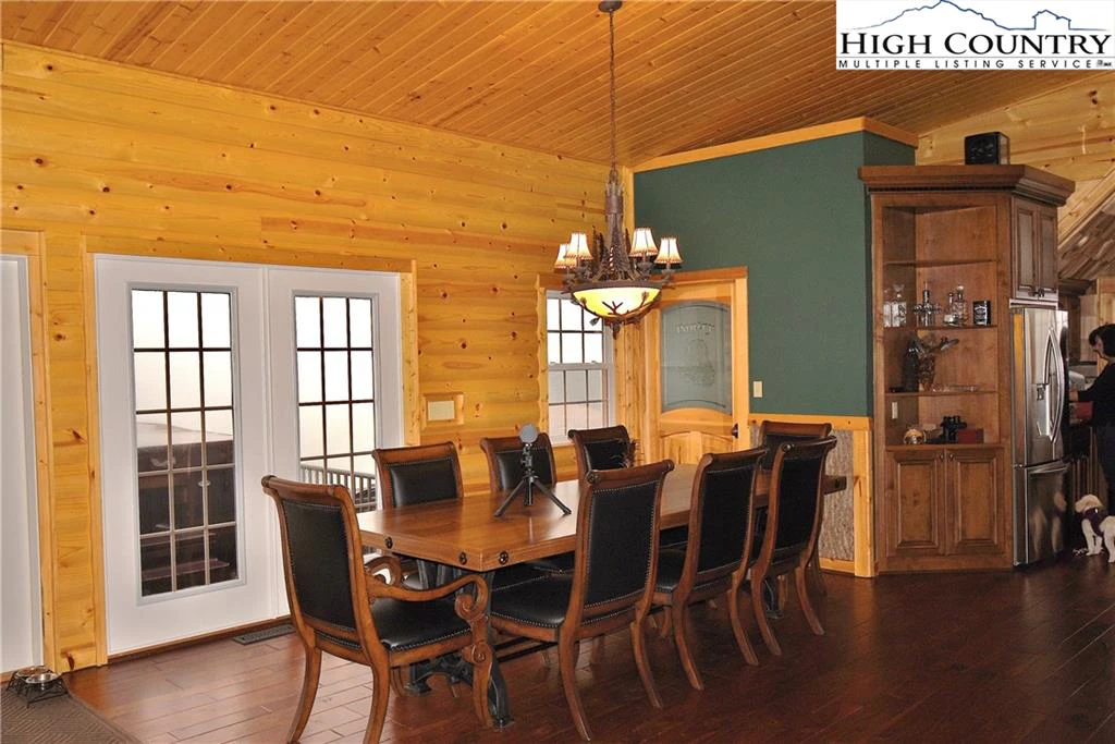 Image number 14 for the current listing