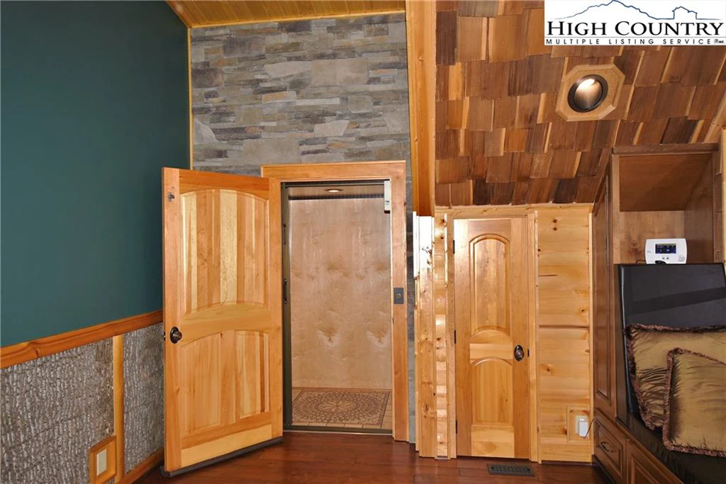 Image number 7 for the current listing