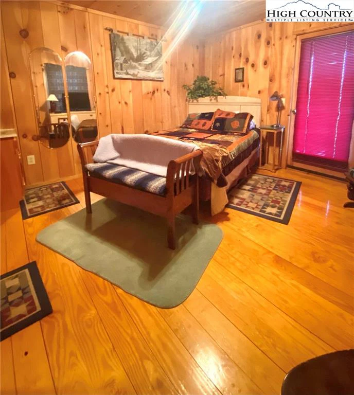 Image number 15 for the current listing