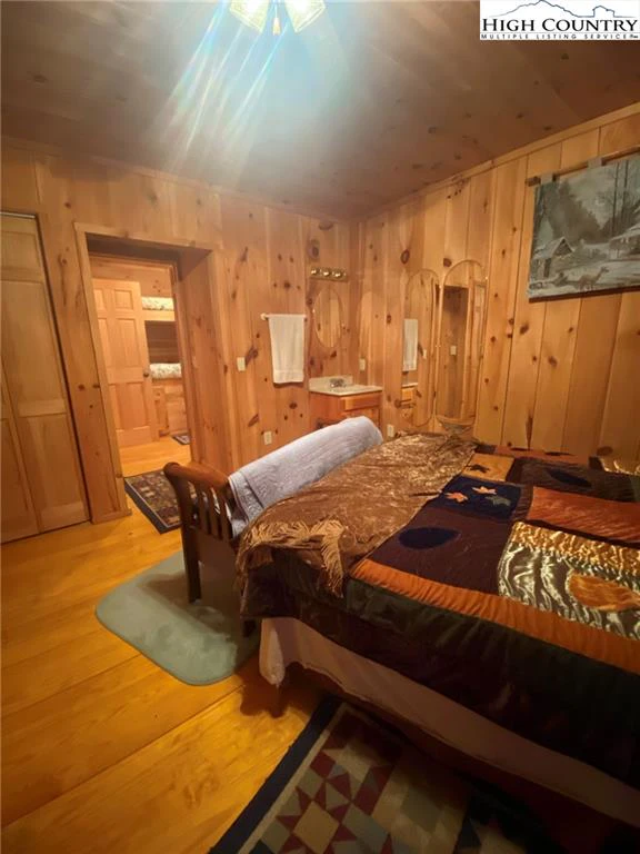 Image number 13 for the current listing