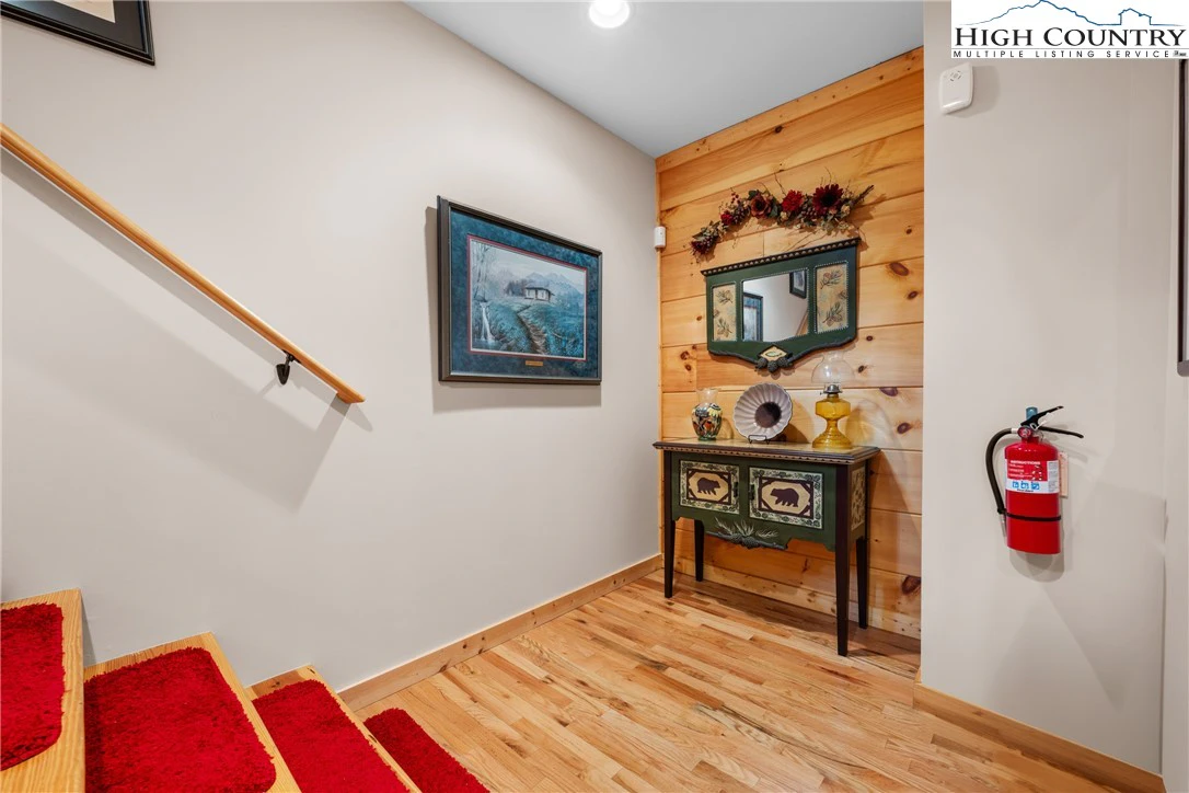 Image number 16 for the current listing