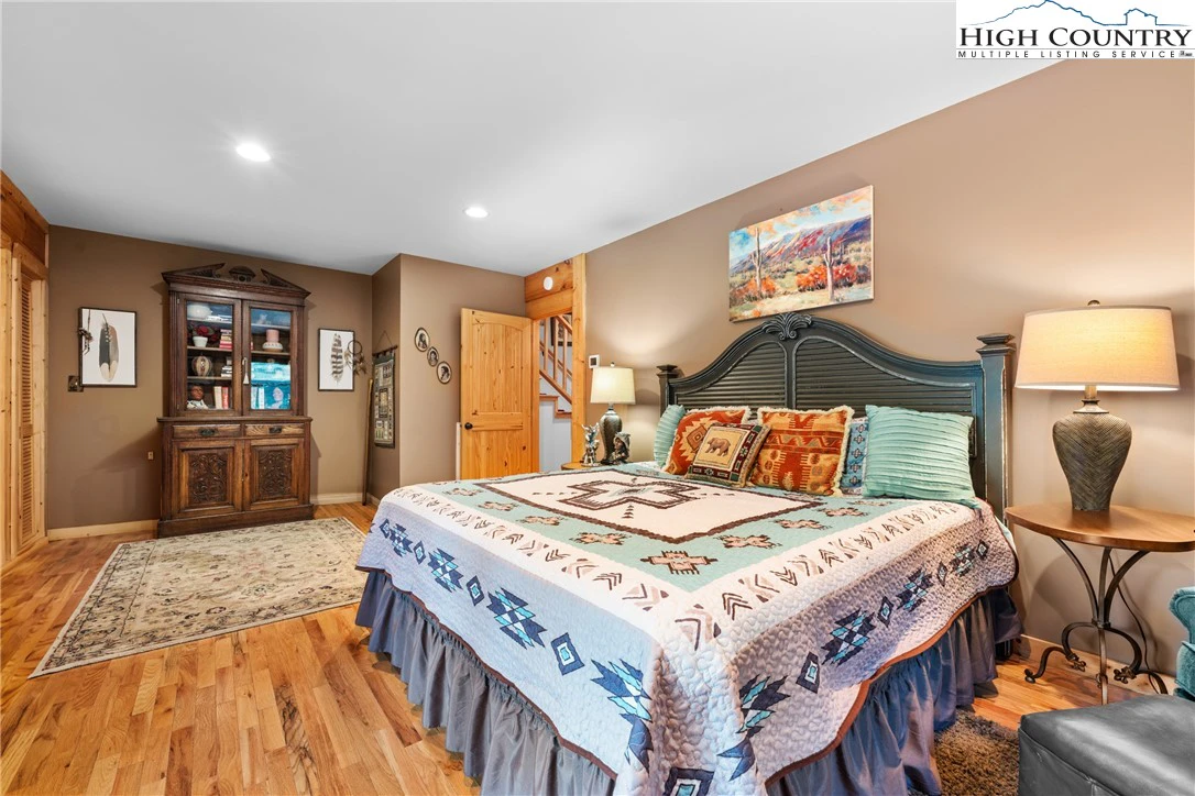 Image number 17 for the current listing