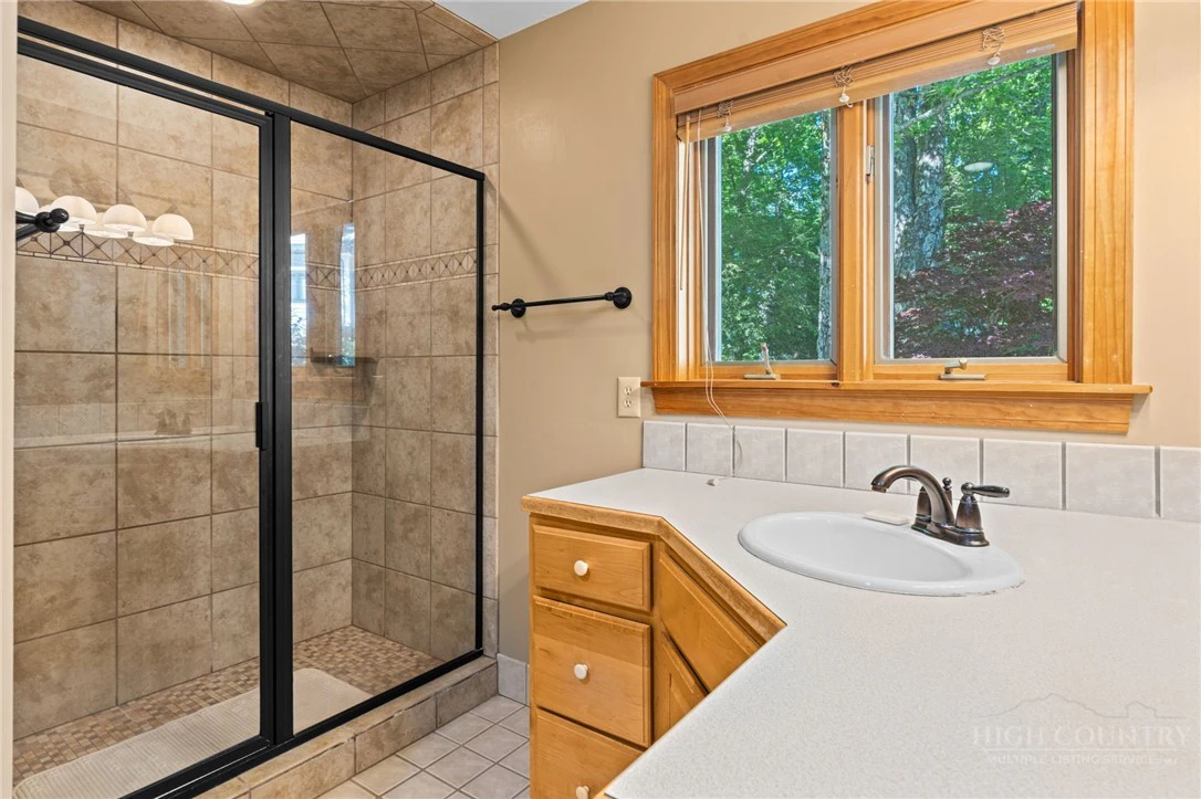 Image number 15 for the current listing