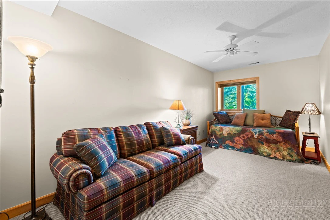 Image number 11 for the current listing