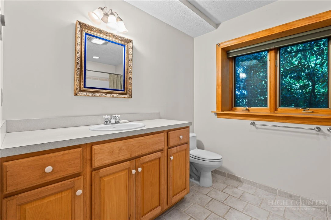 Image number 9 for the current listing