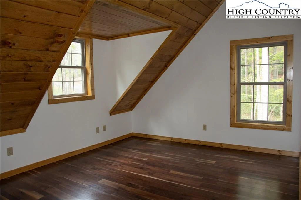 Image number 7 for the current listing