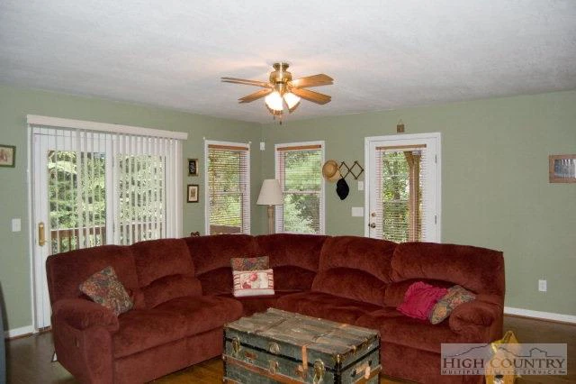 Image number 3 for the current listing