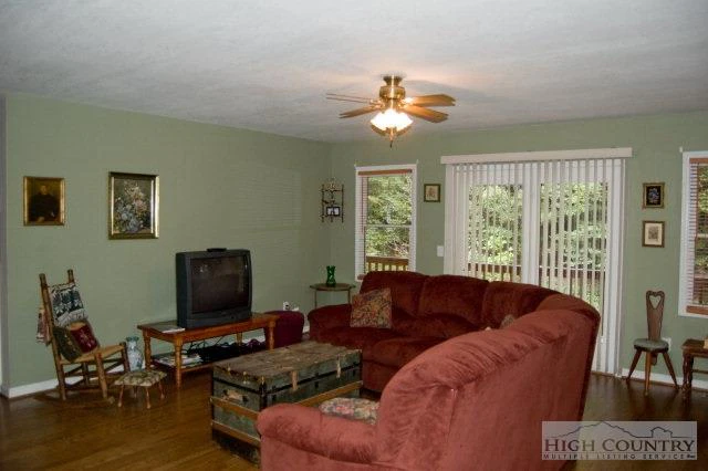 Image number 4 for the current listing