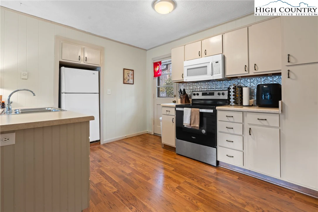 Image number 5 for the current listing