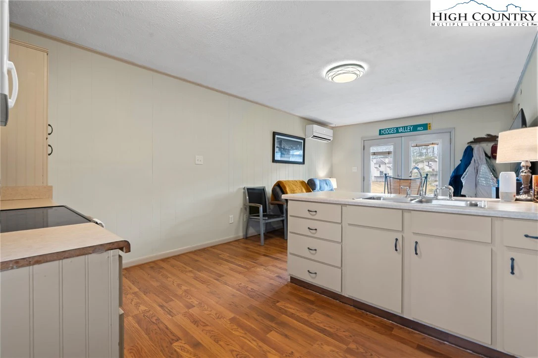 Image number 6 for the current listing