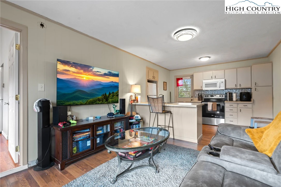 Image number 3 for the current listing