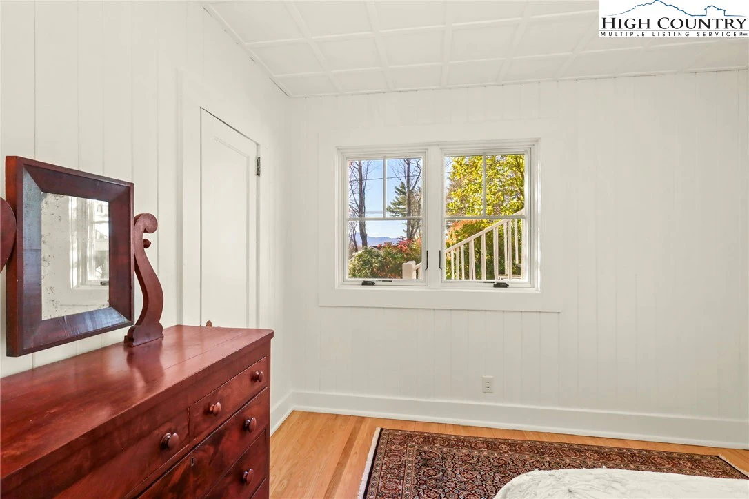 Image number 4 for the current listing