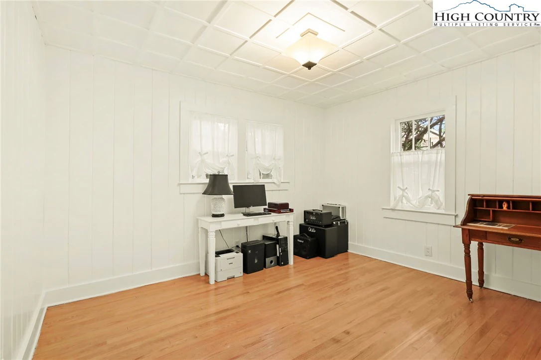 Image number 7 for the current listing
