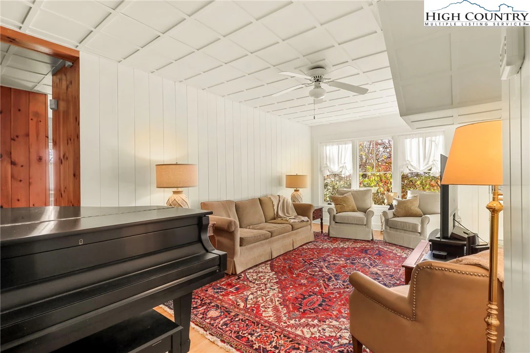 Image number 9 for the current listing