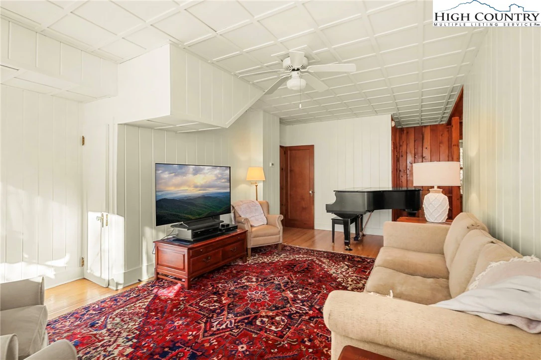 Image number 11 for the current listing