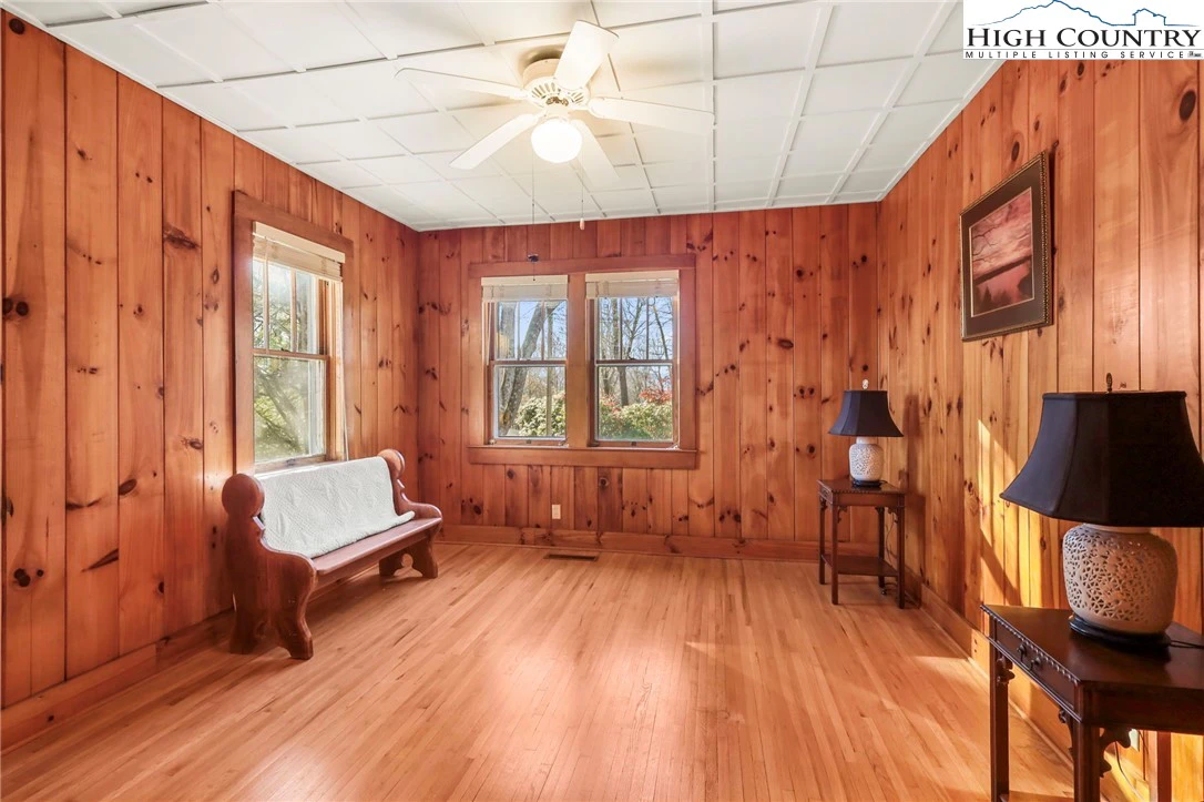 Image number 14 for the current listing