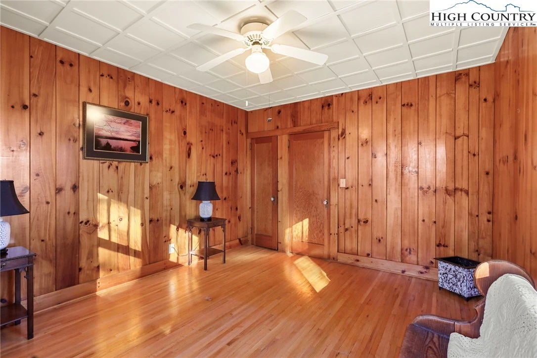 Image number 15 for the current listing