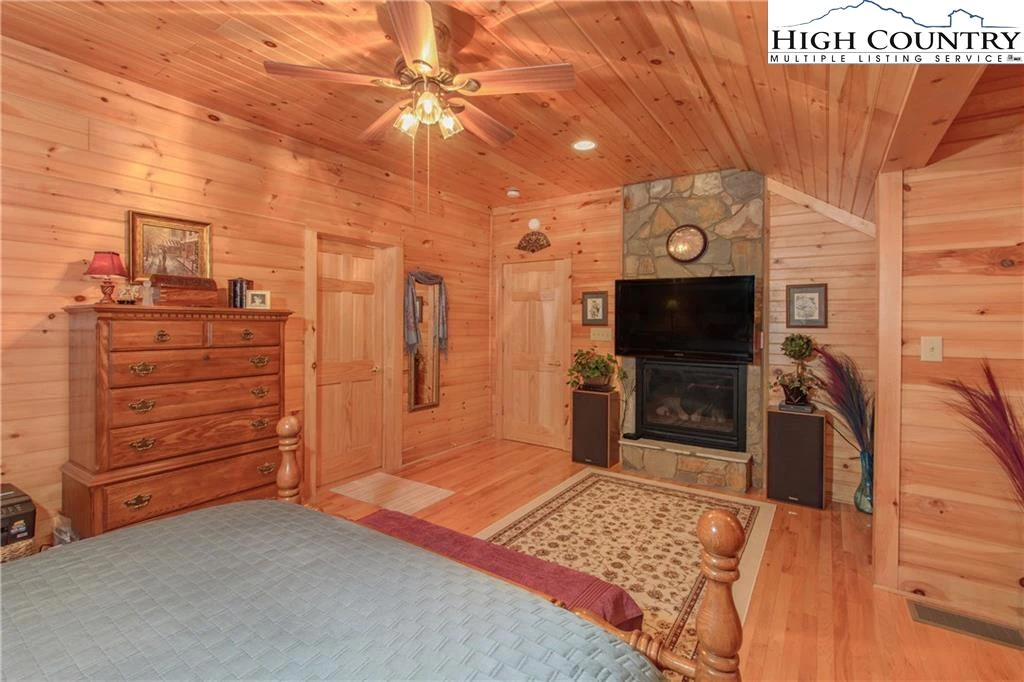 Image number 16 for the current listing