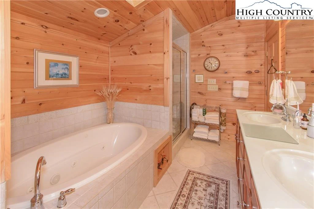 Image number 15 for the current listing