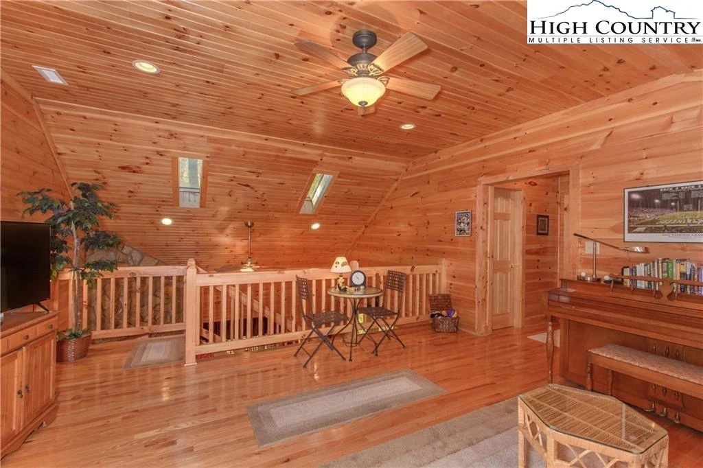 Image number 2 for the current listing