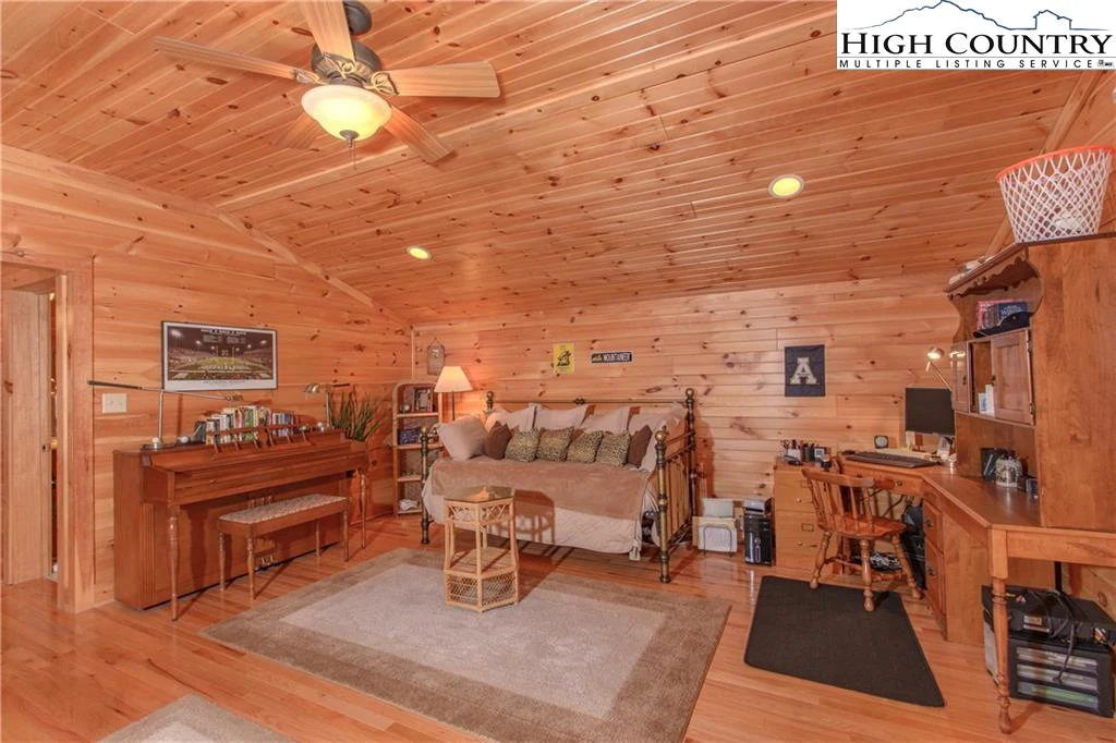 Image number 14 for the current listing