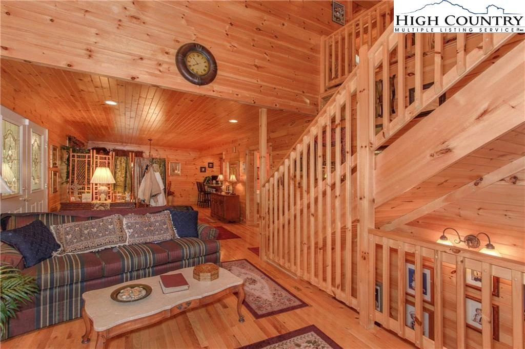 Image number 19 for the current listing