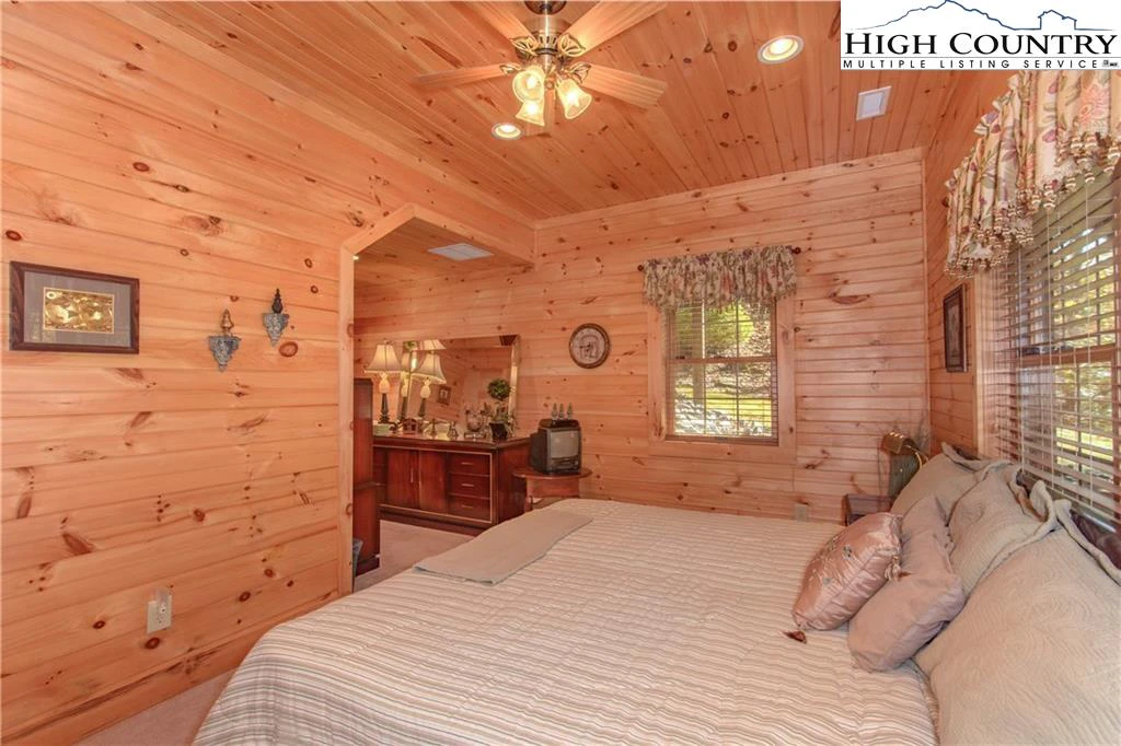 Image number 18 for the current listing