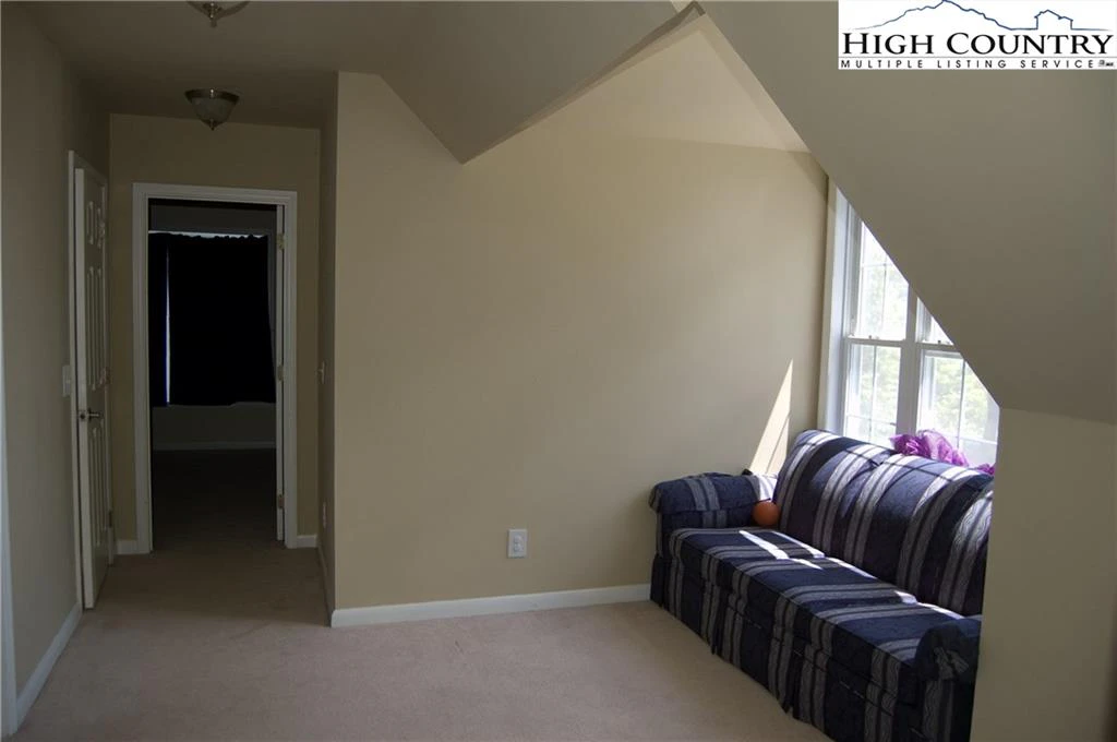 Image number 11 for the current listing