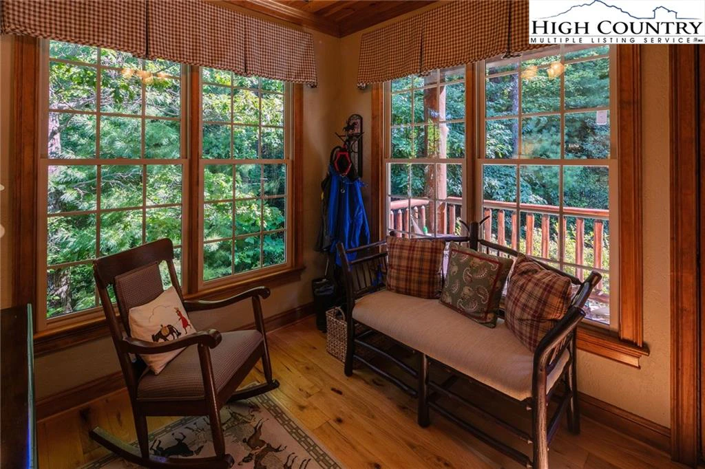 Image number 4 for the current listing