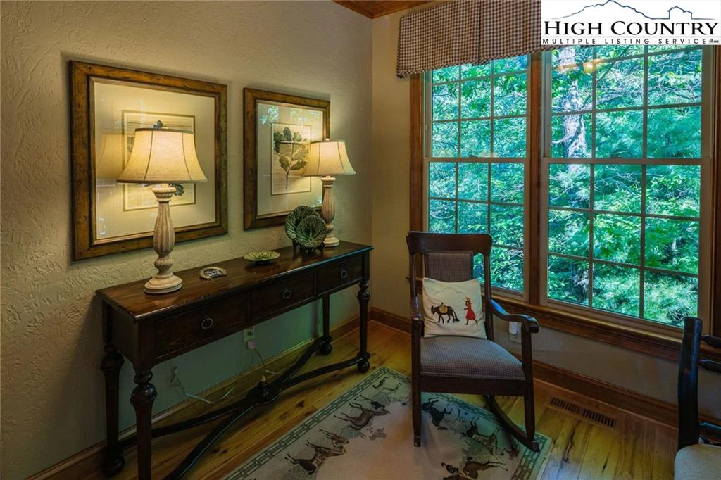 Image number 5 for the current listing
